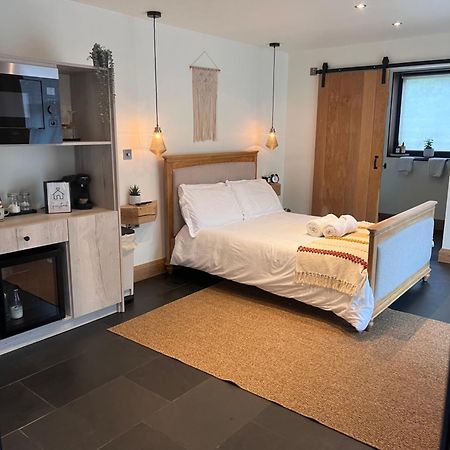 Luxury Courtyard Studio In Llangollen Exterior photo