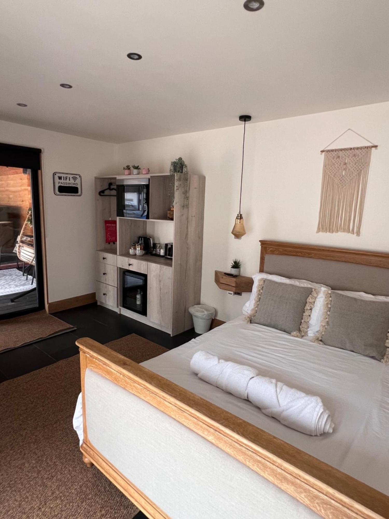 Luxury Courtyard Studio In Llangollen Exterior photo